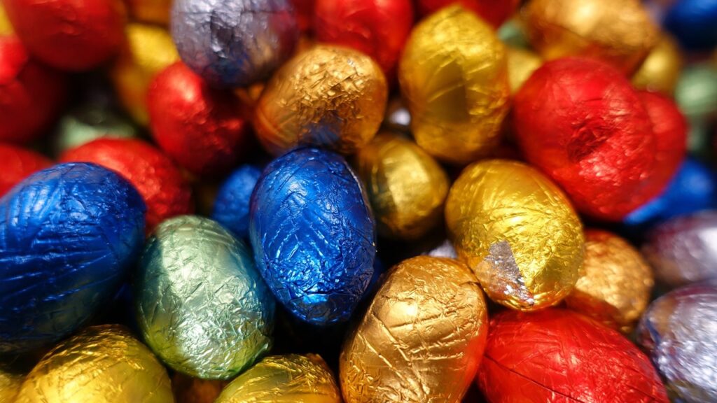 vários ovos de chocolate embrulhados em papéis coloridos