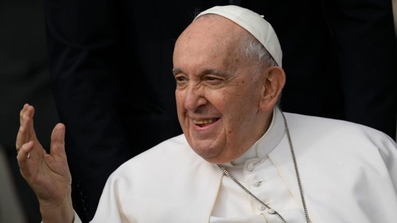 Papa Francisco diz que celibato na Igreja Católica pode ser revisto