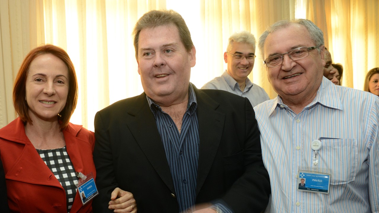 Roberto Morais entre Vanda Petean e João Orlando Pavão, em visita à Santa Casa em 2019