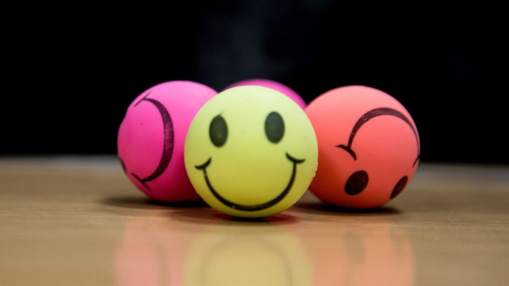 10 dicas para reduzir o stress três emojis um emoji amarelo sorrindo