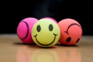 10 dicas para reduzir o stress três emojis um emoji amarelo sorrindo