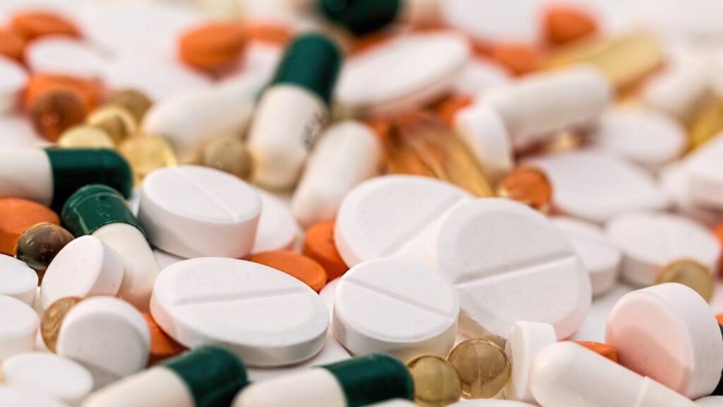 5 Maneiras de Economizar na Compra de Remédios medicamentos baratos economia remédios medicamentos economia farmácias