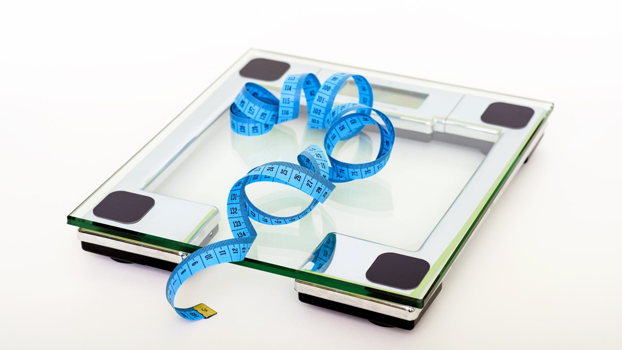 Dieta e Jejum Intermitente fita métrica balança de medir peso de pessoas