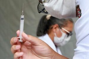 Limeira amplia acesso à vacinação com plantão especial no sábado (15) enfermeiro com seringa aplicando vacina em Limeira vacinação contra covid em Limeira vacinação plantão em Limeira