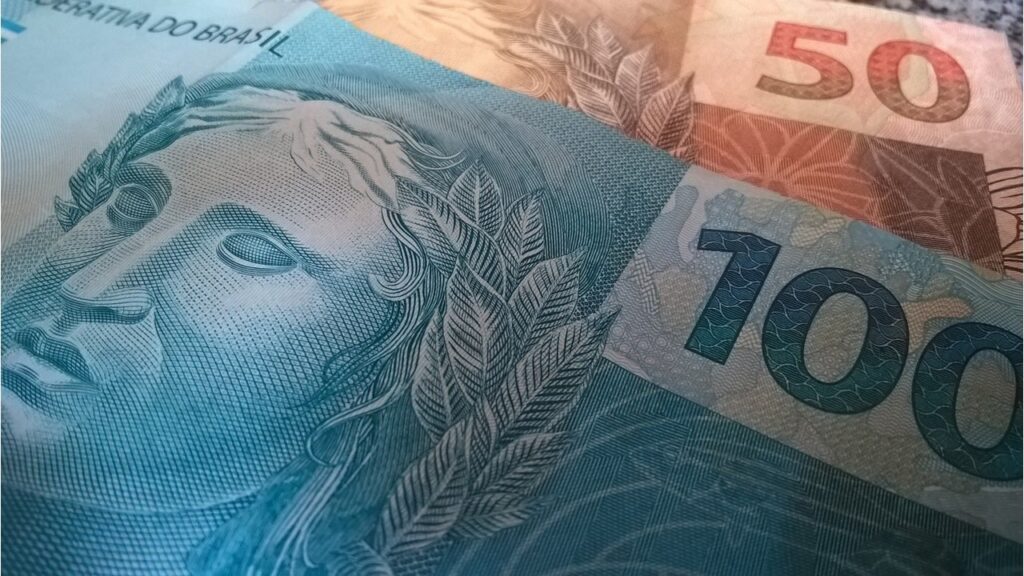 Segredos para guardar dinheiro cédulas de 100 reais e 50 reais