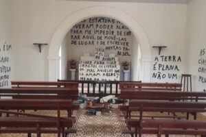Capela em Araras sofre vandalismo com pichações terraplanistas e ataques a santos