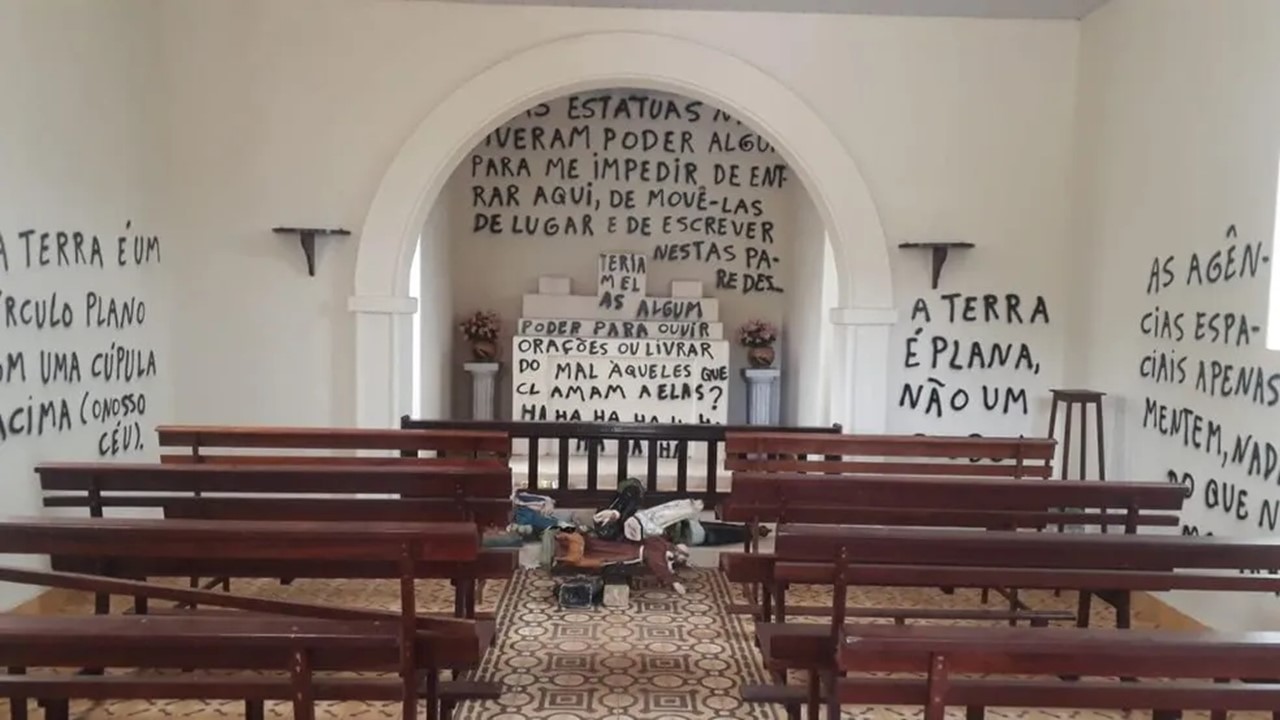 Capela em Araras sofre vandalismo com pichações terraplanistas e ataques a santos