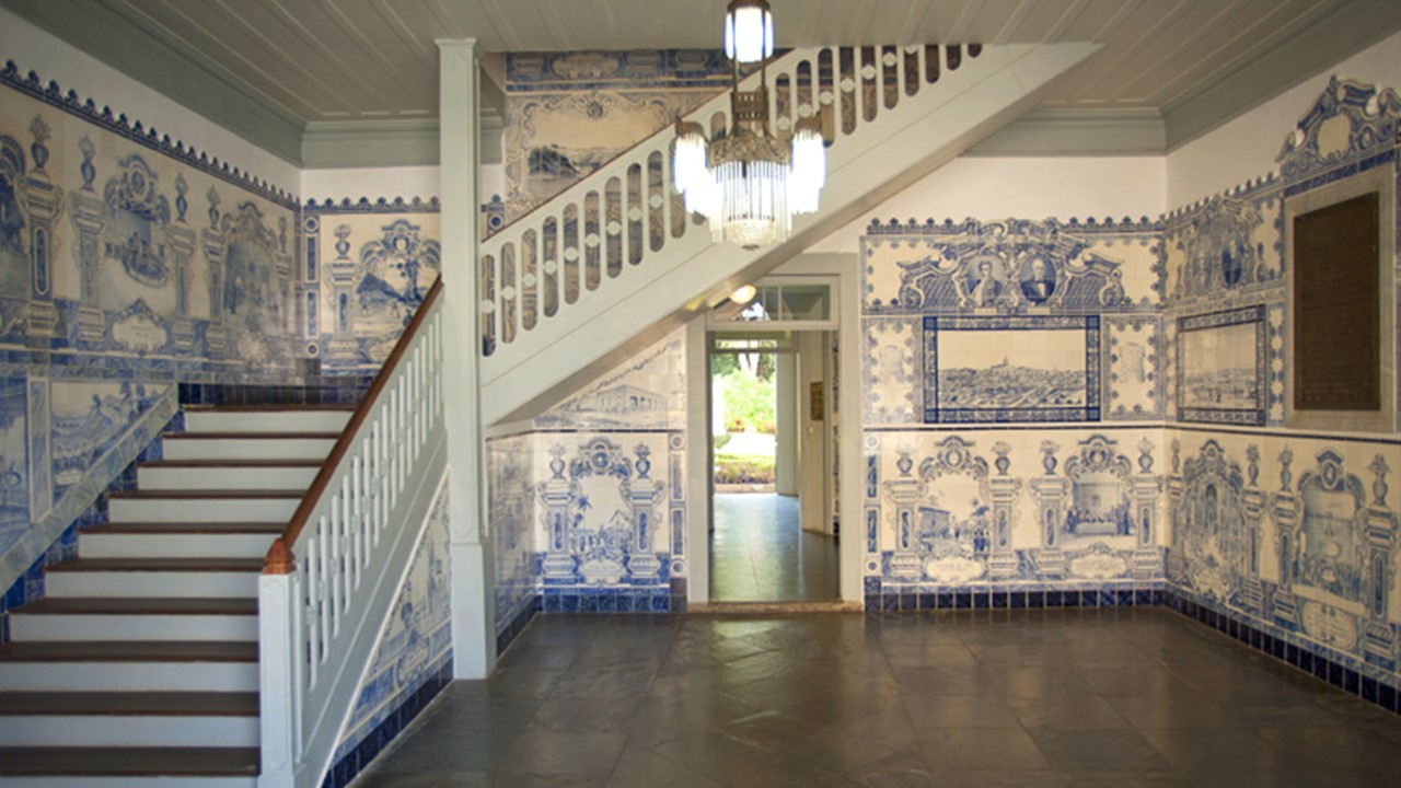 Museu Republicano de Itu reabre Azulejos na entrada do Museu Republicano de Itu