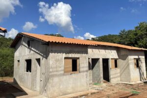 Programa Pró-Moradia: primeiras unidades ganham forma com instalação de telhados
