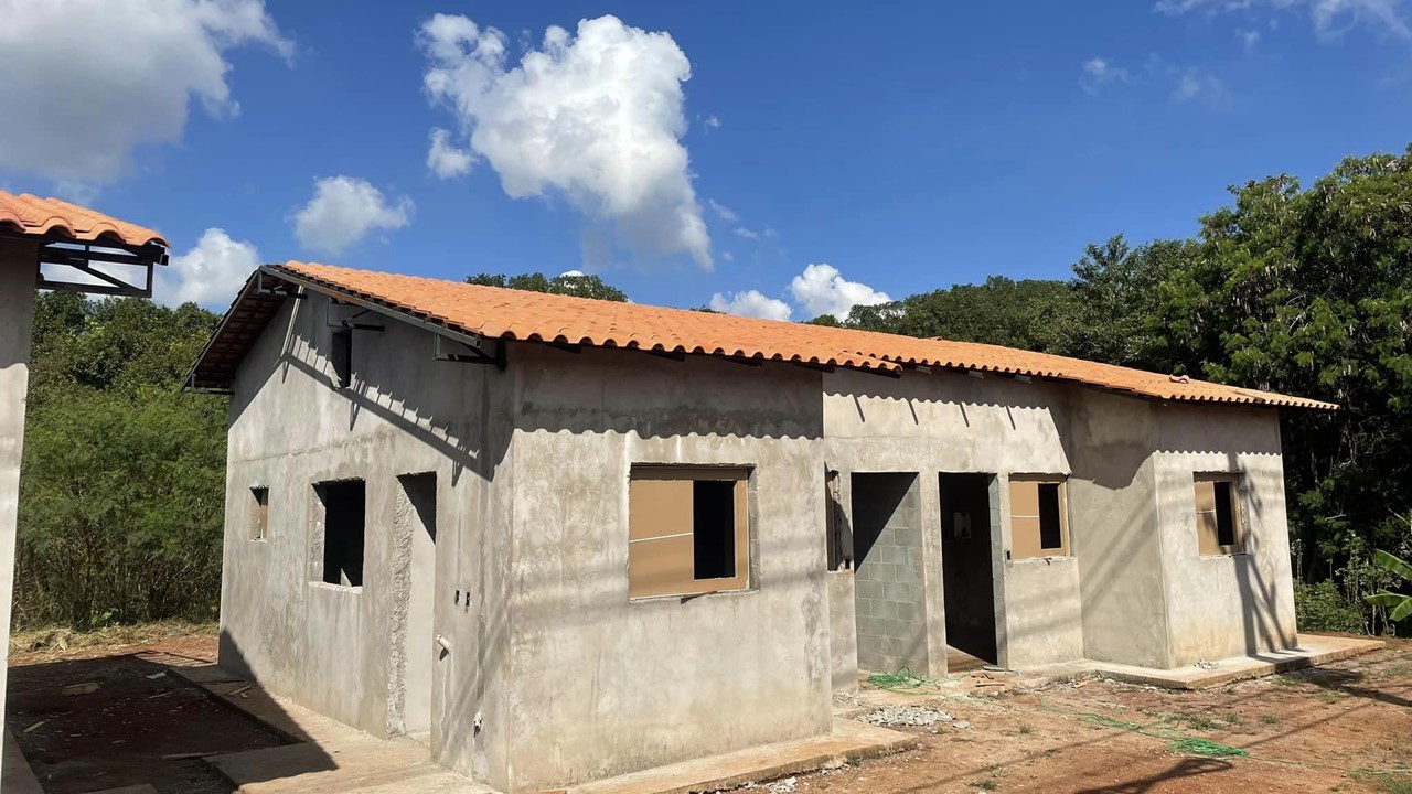 Programa Pró-Moradia: primeiras unidades ganham forma com instalação de telhados