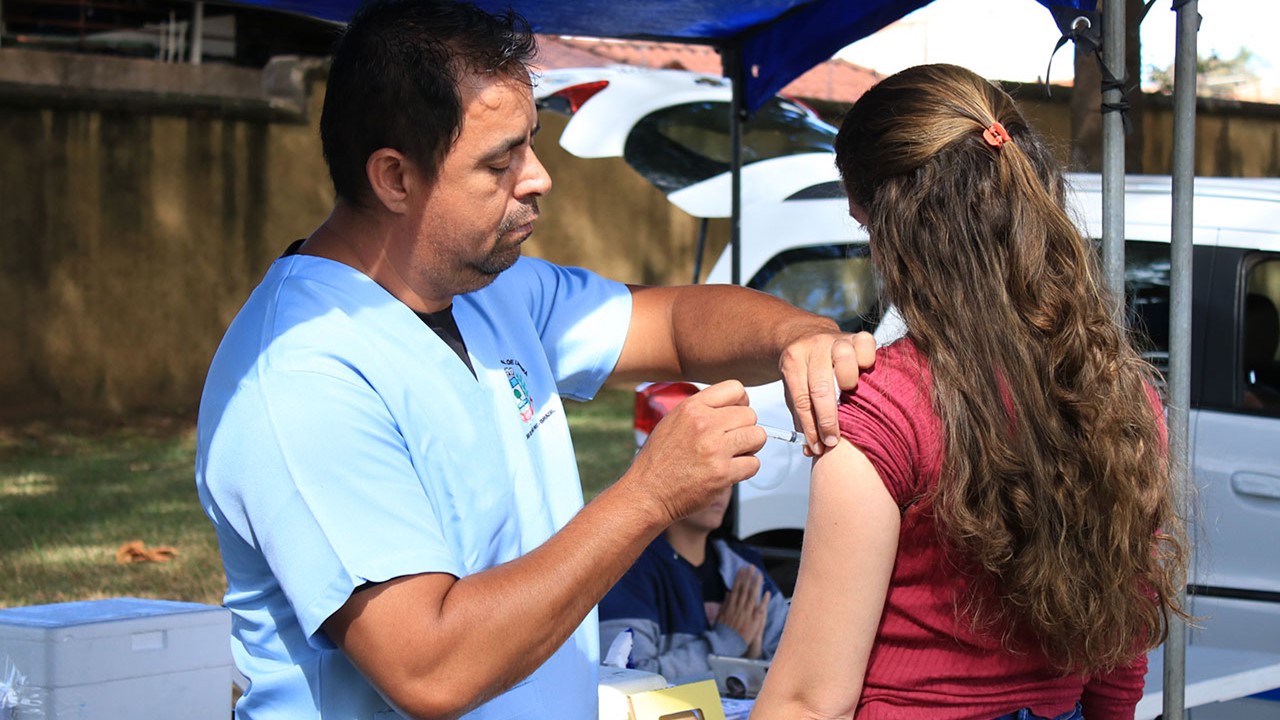Servidores do Paço Municipal de Limeira Recebem Vacinas
