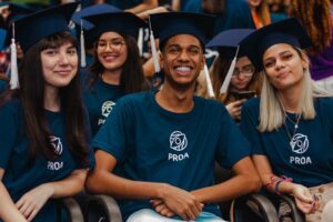 PROA abre 13 mil vagas de cursos profissionalizantes gratuitos para jovens de escola pública do estado de São Paulo Estudantes que estão terminando ou que já concluíram o Ensino Médio em escolas da rede pública podem participar do processo seletivo que vai até setembro