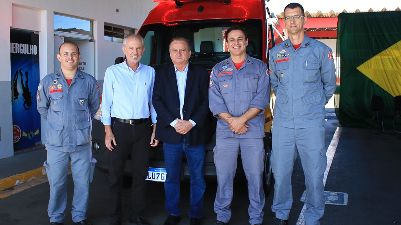Prefeito Mario Botion e deputado Miguel Lombardi entregam viatura de resgate ao Corpo de Bombeiros