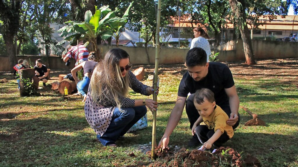 Prefeitura de Limeira e Santa Casa realizam plantio de árvores no Bosque Prefeita Maria Thereza
