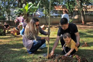 Prefeitura de Limeira e Santa Casa realizam plantio de árvores no Bosque Prefeita Maria Thereza