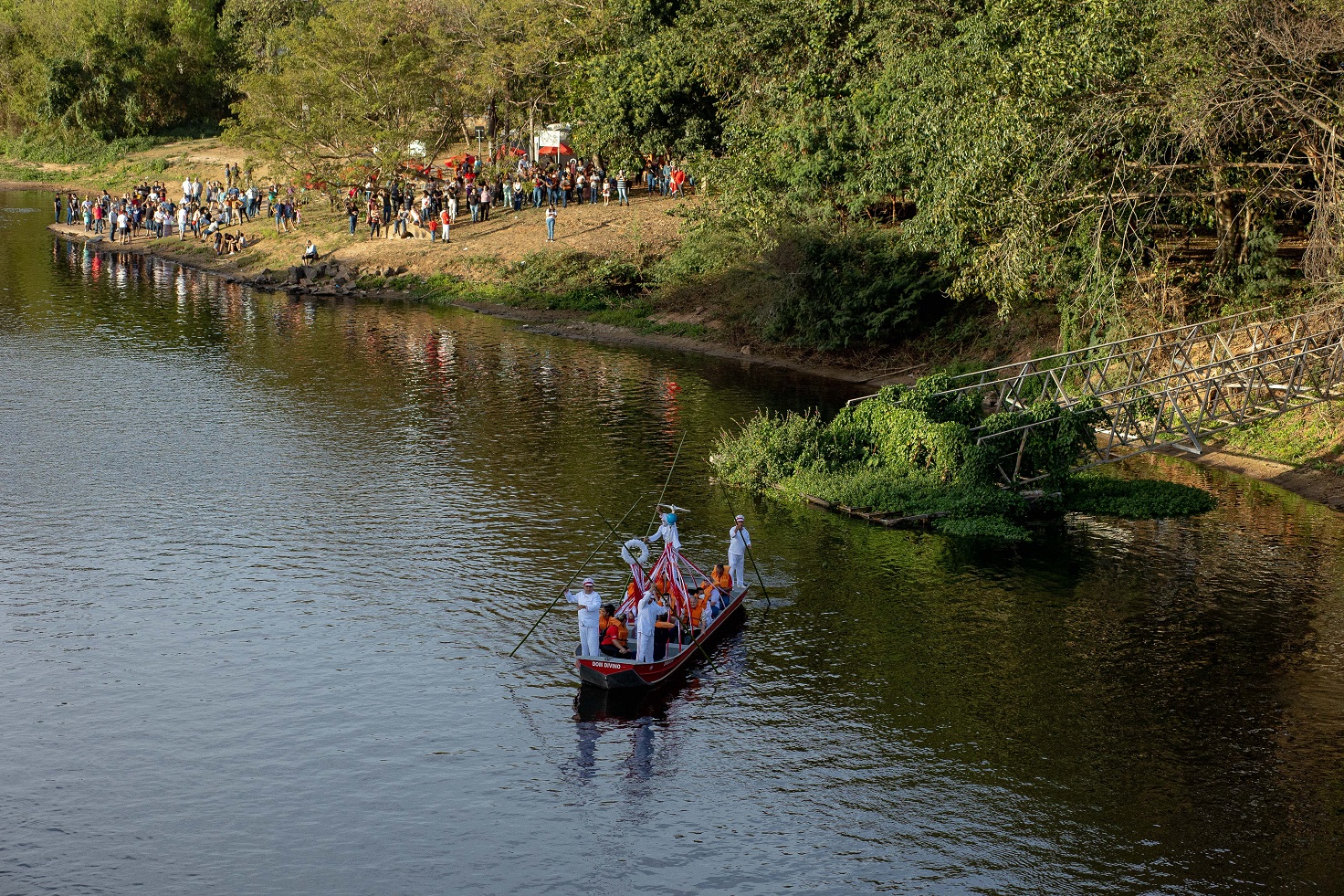 Derrubada dos barcos acontece no primeiro dia de eventos da Festa do Divino Barco-mãe desce o rio para o encontro das bandeiras
