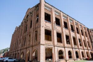 Parceria Raízen e Prefeitura promete revitalização de barracões do Engenho Central em Piracicaba