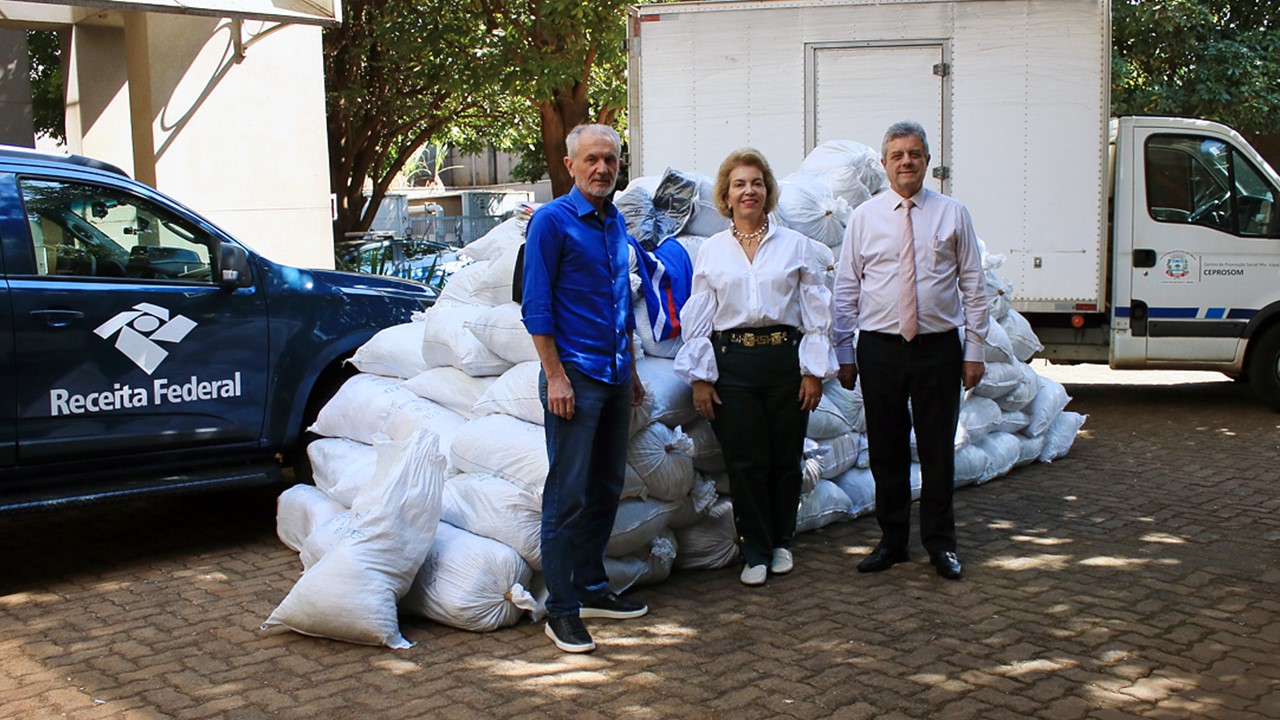 Receita Federal faz doação de 2 toneladas de roupas ao Fundo Social de Limeira Mario Botion Roberta Botion Francisco Serrano