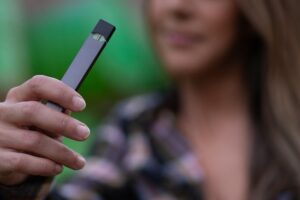 Cigarro Eletrônico uma ameaça oculta aos jovens Desvendando os perigos do crescente uso do cigarro eletrônico entre a juventude no Brasil
