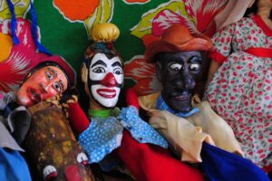 Festival de Teatro apresenta "Exemplos de Bastião" com toque de forró e humor Companhia Mamulengo Sem Fronteiras traz peça cômica que promete encantar público com bonecos animados e música contagiante