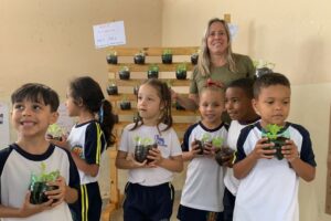 Alunos da Escola Leontina de Oliveira abraçam projeto de horta e alimentação saudável