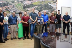 Prefeitura de Limeira entrega capacetes a motociclistas em ação de segurança