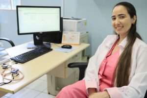 Saúde de Piracicaba recebe reforço de mais 29 médicos A médica cubana e naturalizada brasileira, Maylen Aviles, atende na USF Algodoal por meio do Projeto Mais Médicos para o Brasil