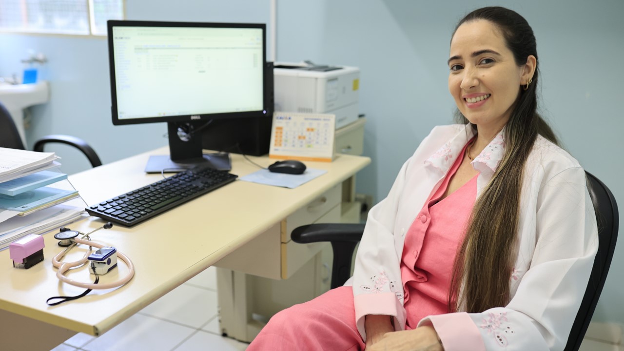 Saúde de Piracicaba recebe reforço de mais 29 médicos A médica cubana e naturalizada brasileira, Maylen Aviles, atende na USF Algodoal por meio do Projeto Mais Médicos para o Brasil