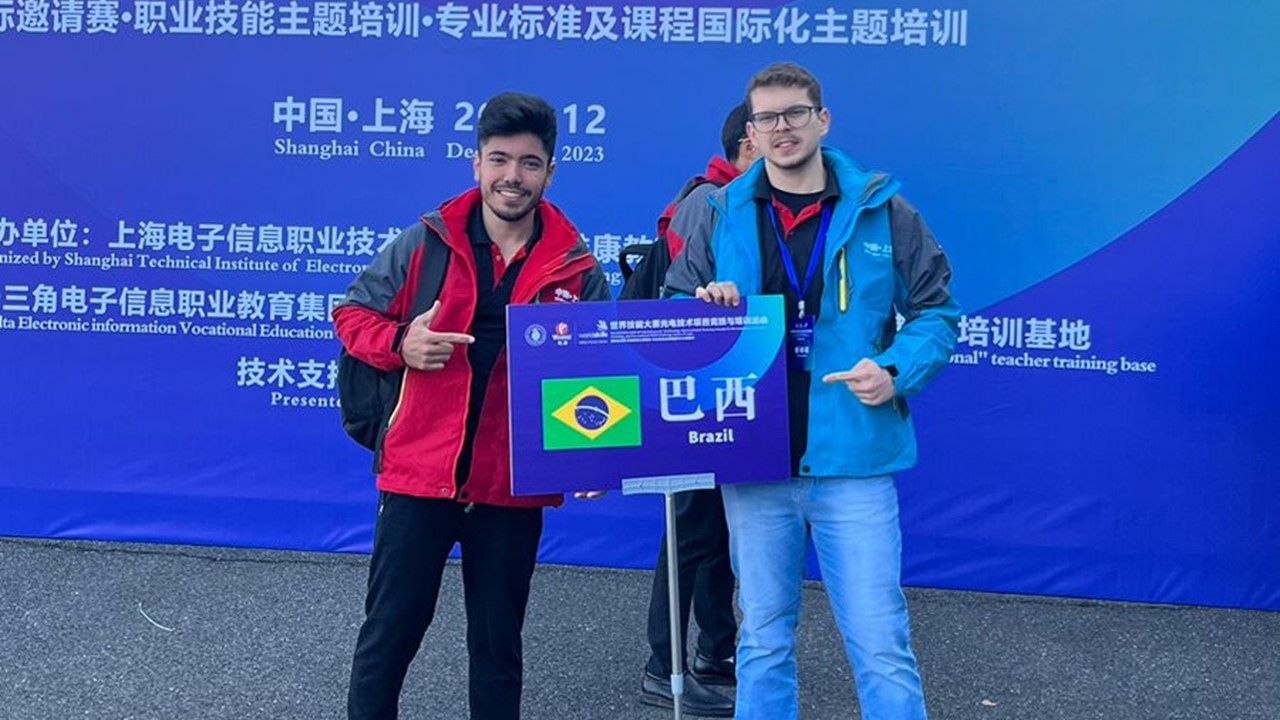 Limeirense leva ouro pelo Brasil em competição de Tecnologia Optoeletrônica na China