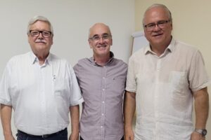 Marcos Bozza conclui mandato e Wilson Rocha é o novo provedor da Santa Casa de Limeira Da esquerda para direita, José Mario Bozza Gazetta (vice-provedor), Marcos Bozza e Wilson Rocha (provedor)