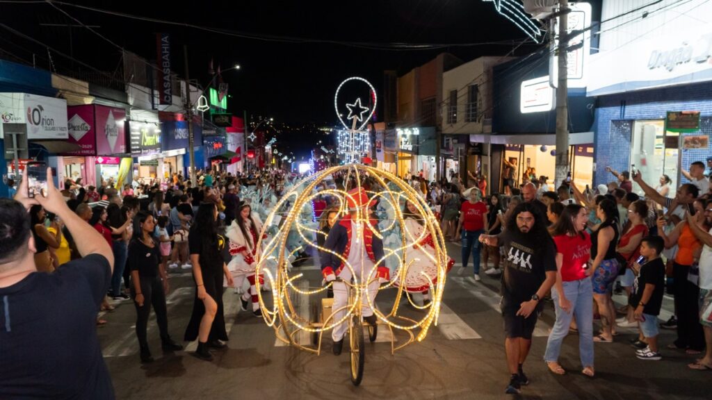 Parada Mágica de Natal de Sumaré reúne 9 mil pessoas