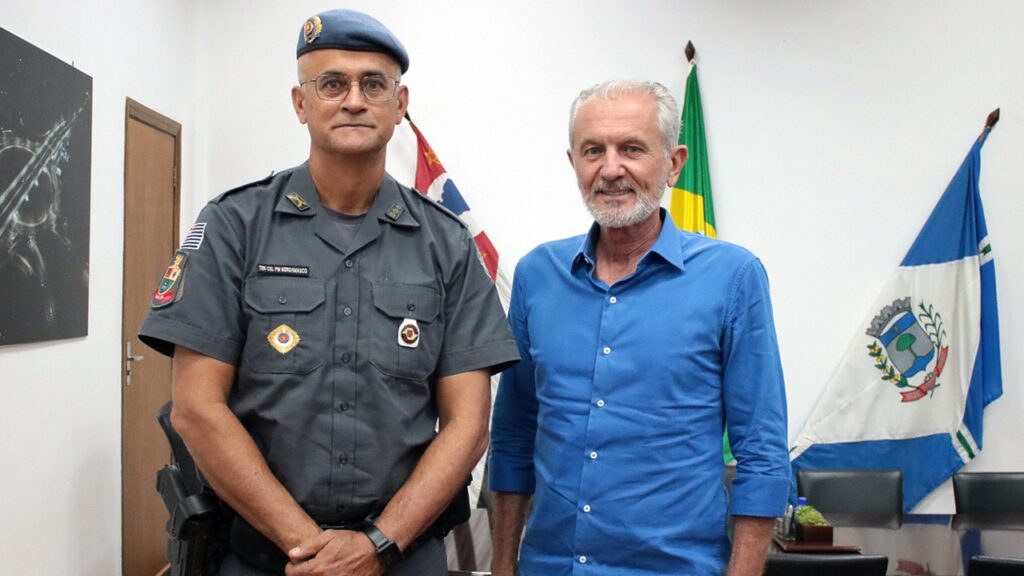 Prefeito Mario Botion recebe visita de novo comandante do 36º Batalhão da PM de Limeira O Tenente-Coronel Luiz Bergamasco Pedro e o Prefeito de Limeira Mario Botion