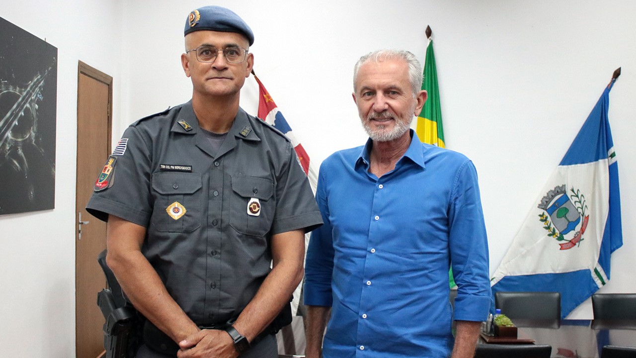 Prefeito Mario Botion recebe visita de novo comandante do 36º Batalhão da PM de Limeira O Tenente-Coronel Luiz Bergamasco Pedro e o Prefeito de Limeira Mario Botion