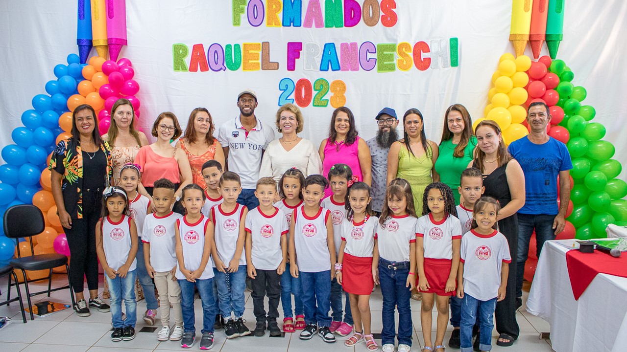 Primeira-Dama Roberta Botion celebra graduação de estudantes em Limeira