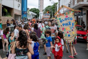 Carnaval de Piracicaba Bloco Pira Pirou reúne pessoas de todas as idades
