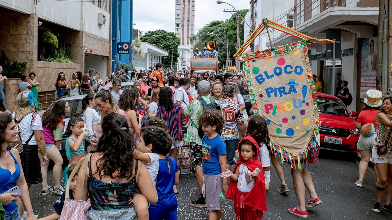 Carnaval de Piracicaba Bloco Pira Pirou reúne pessoas de todas as idades