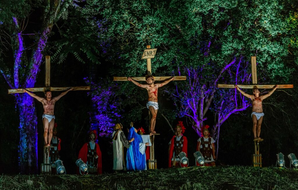 Crucificação, uma das cenas mais marcantes da montagem