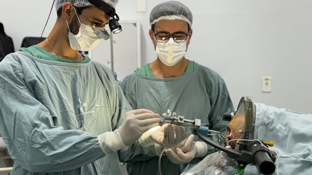 Ao-lado-do-Dr-Alfredo-Weltson-o-neurocirurgião-José-Zeraick-Neto-coordenou-cirurgia-para-implantação-de-dispositivo-para-melhorar-a-função-motora-e-reduzir-sintomas