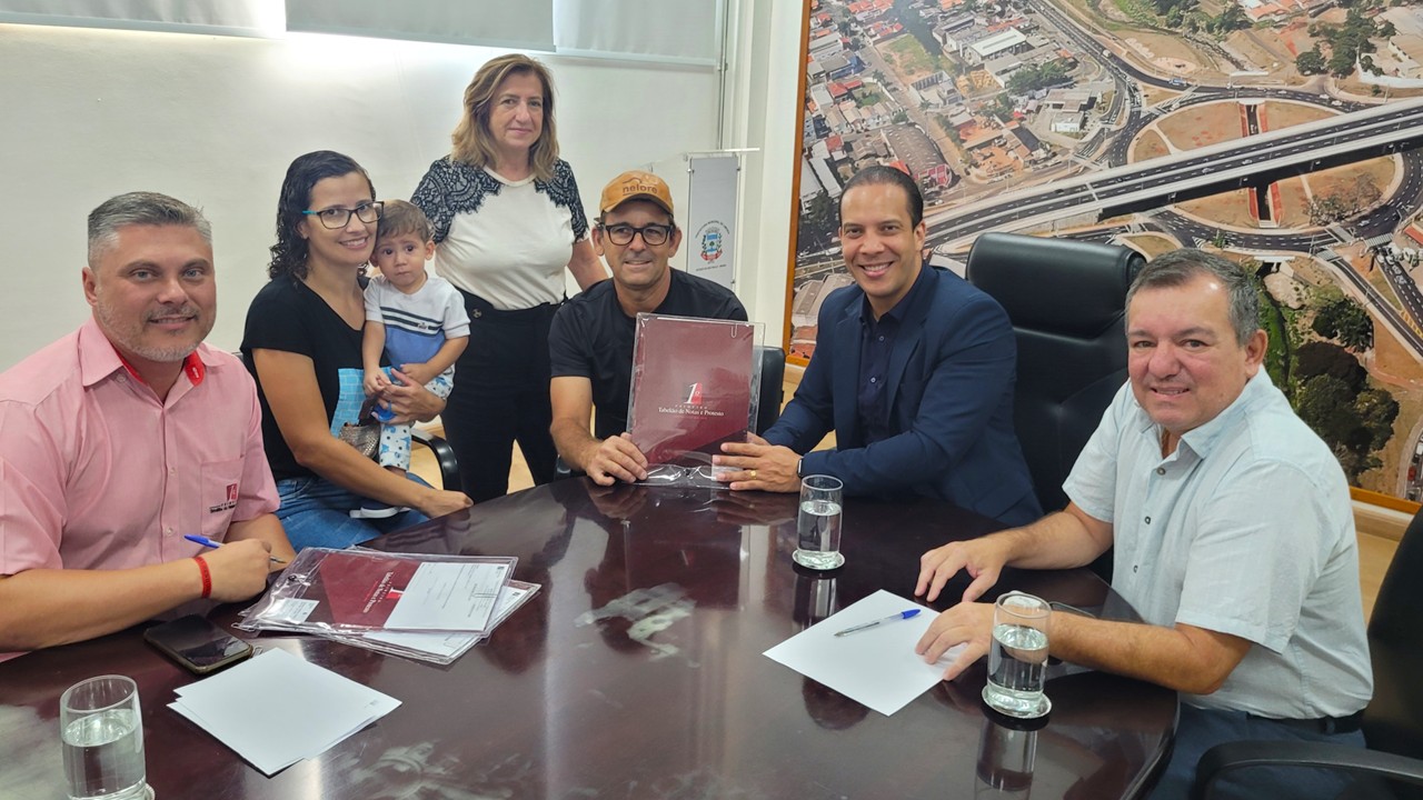 Famílias de baixa renda recebem escrituras de imóveis de interesse social em Limeira